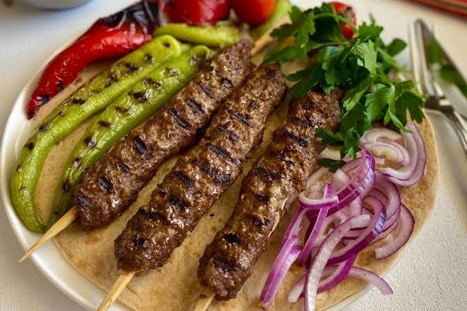 Beni kim yemeğe davet etmek ister?