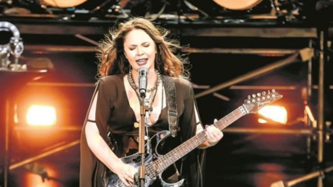 Evde şarkı söylerken kendinizi konserin solisti gibi hissettiğiniz oluyor mu?