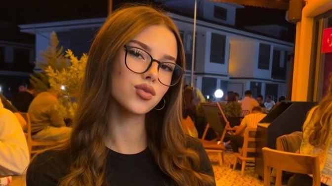 Gözlük takan kızlar sizce çekici midir?