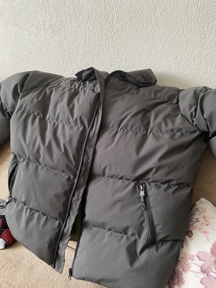 Ankrasit olan gri siyah karışık şişme mont güzel mi sizce?