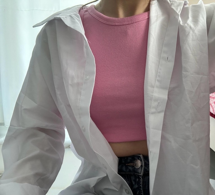 Pembe crop üstüne beyaz gömlek uyumsuz mu?