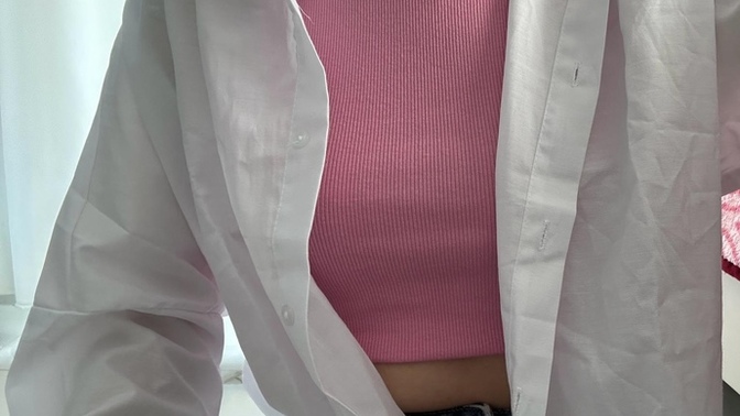 Pembe crop üstüne beyaz gömlek uyumsuz mu?