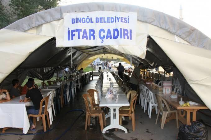 Sevgilim iftar için beni belediyenin iftar çadırına götüreceğini söyledi, sizce gitmeli miyim?