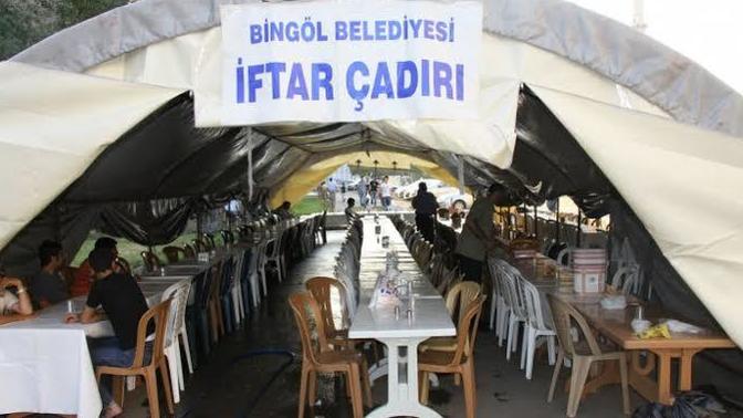 Sevgilim iftar için beni belediyenin iftar çadırına götüreceğini söyledi, sizce gitmeli miyim?