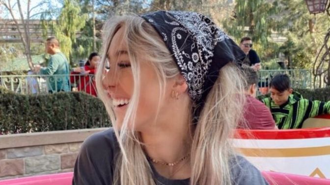 Bandana takmayı çok seviyorum. Sizce demode mi duruyor yoksa modern mi?