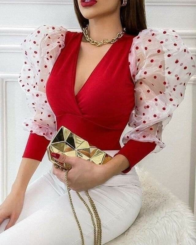 Kırmızı üste gold çanta olur mu?