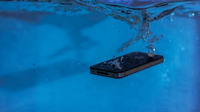 Telefonumun üst hoparlörü nasıl temizleyebilirim?