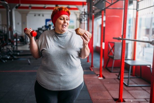 Yüzü 10/10 olan obez bir kız; spor salonunda uzun boylu, kaslı bir erkeği etkileyebilir mi?