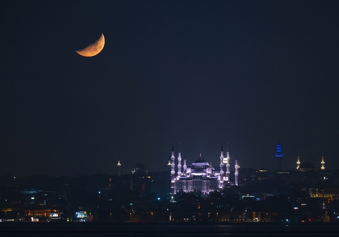 İstanbulda yarım Ay böyle görüntülendi. Çok güzel değil mi?