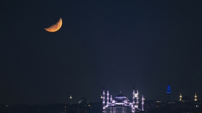 İstanbul'da yarım Ay böyle görüntülendi. Çok güzel değil mi?