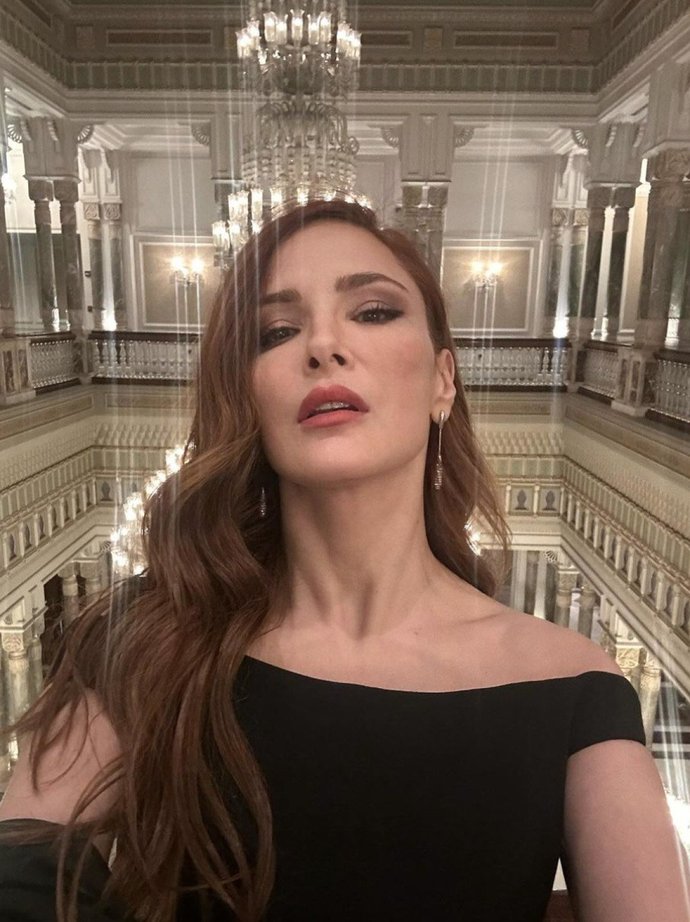 Mine Tugayın giydiği fırfır detaylı elbise çok beğenildi! Sence nasıl?