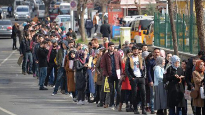 TÜİK'in açıkladığı verilere göre; Türkiye'de 2 milyon 525 genç ne okuyor, ne de çalışıyor. Gençlik nereye gidiyor?