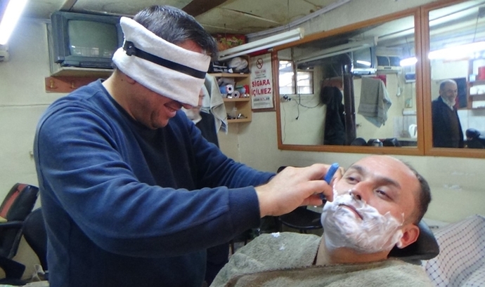 Saçlarını kendi kesen birinde deli cesareti mi vardır?