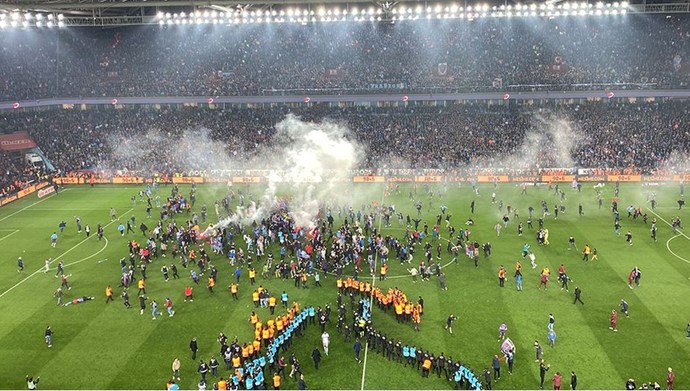 Trabzonspor, Fenerbahçe maçından sahada taraftar terörü yaşandı... ?