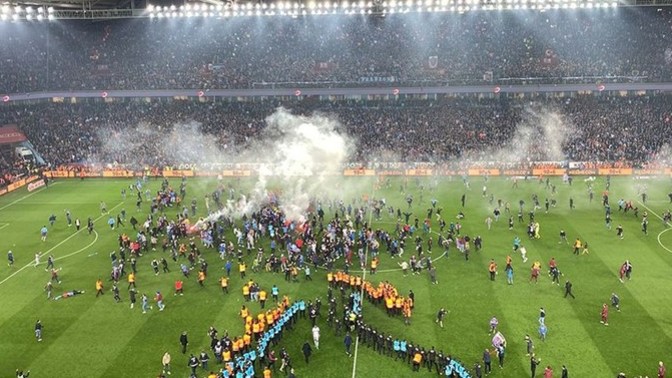 Trabzonspor, Fenerbahçe maçından sahada taraftar terörü yaşandı... ?