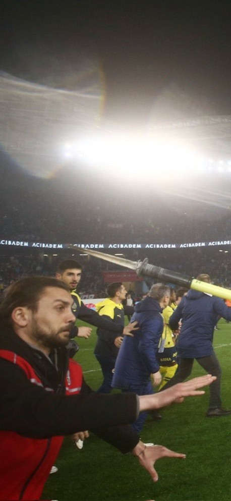 Ts taraftarlarının saldırganlığına artık dur denilmeli, caydırıcı cezalar verilmeli. Siz ne düşünüyorsunuz?