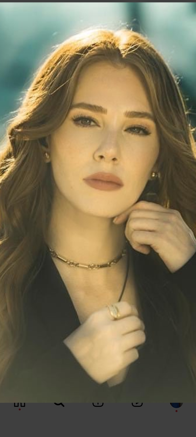 Elçin Sangu bebek yüzlü mü yoksa sert yüz hatlarına mı sahip?