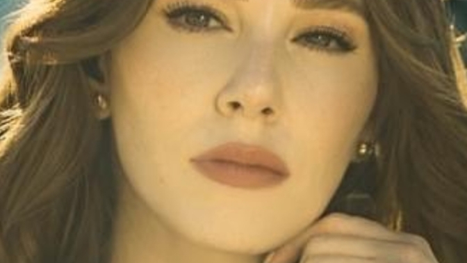 Elçin Sangu bebek yüzlü mü yoksa sert yüz hatlarına mı sahip?