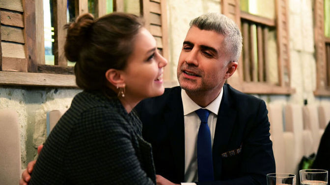 Aşk güldürür mü ağlatır mı?