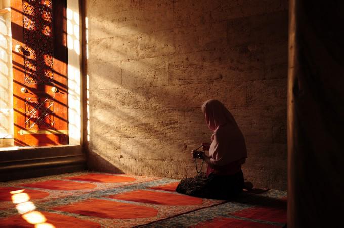 Regl olunduğunda namaz kılıp oruç tutulur mu?