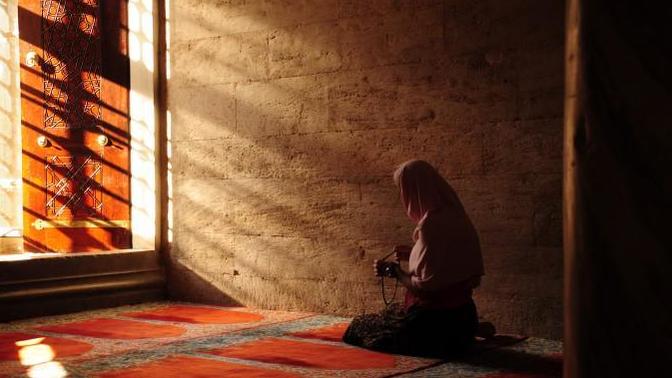 Regl olunduğunda namaz kılıp oruç tutulur mu?