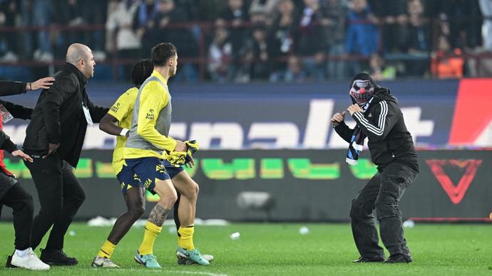 Trabzonspor-Fenerbahçe maçında sahaya ilk atlayan şahıs gözaltına alınmış. Futbolda şiddetin önüne ne zaman geçilecek?