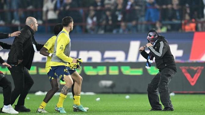 Trabzonspor-Fenerbahçe maçında sahaya ilk atlayan şahıs gözaltına alınmış. Futbolda şiddetin önüne ne zaman geçilecek?