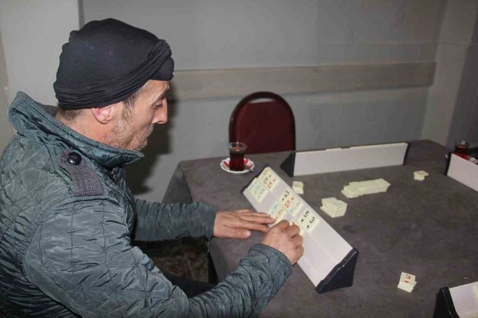 Sivas’ta bir vatandaş, tek başına okey oynamış. Siz de bu kadar yalnız mısınız?