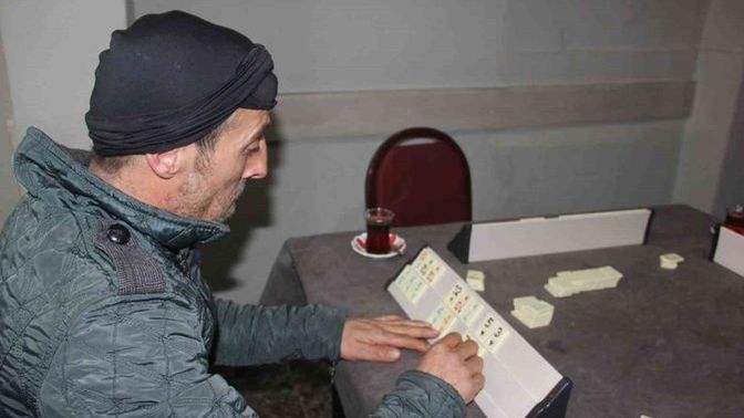 Sivas’ta bir vatandaş, tek başına okey oynamış. Siz de bu kadar yalnız mısınız?