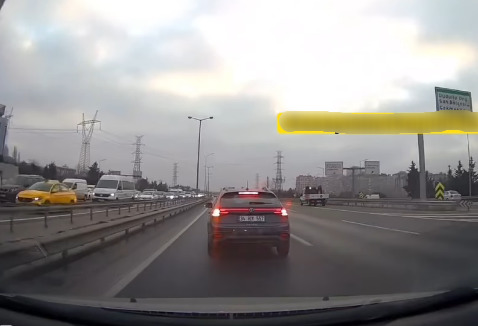 Kendisine yol verilmediği için otoyolda fren yaptı, sürücülere kaza yaptırdı. Başınıza gelse ne yaparsınız?