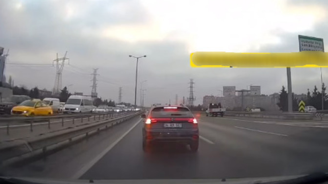 Kendisine yol verilmediği için otoyolda fren yaptı, sürücülere kaza yaptırdı. Başınıza gelse ne yaparsınız?