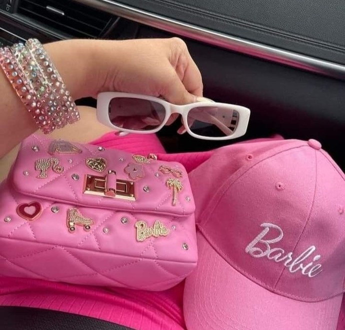 Kadınların Barbie aksesuarları kullanmalarını çocuksu buluyor musunuz?
