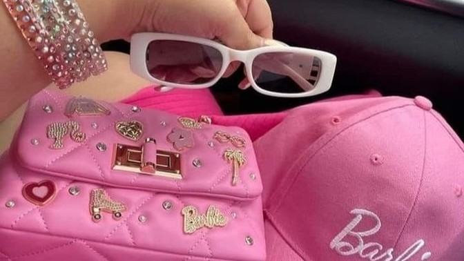 Kadınların Barbie aksesuarları kullanmalarını çocuksu buluyor musunuz?