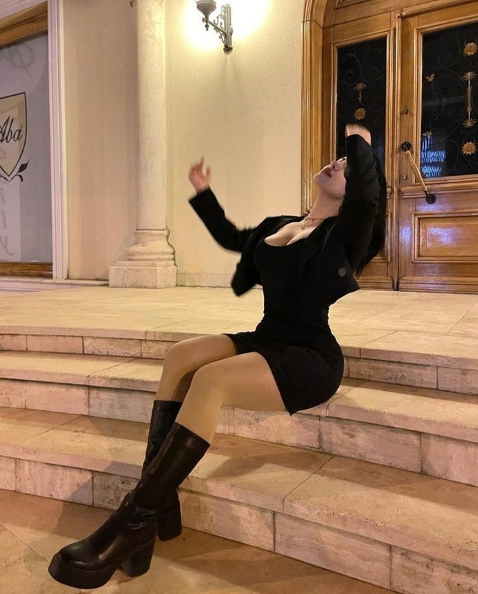 Göğüs dekoltesi nasıl bir vücutta daha iyi görünür?