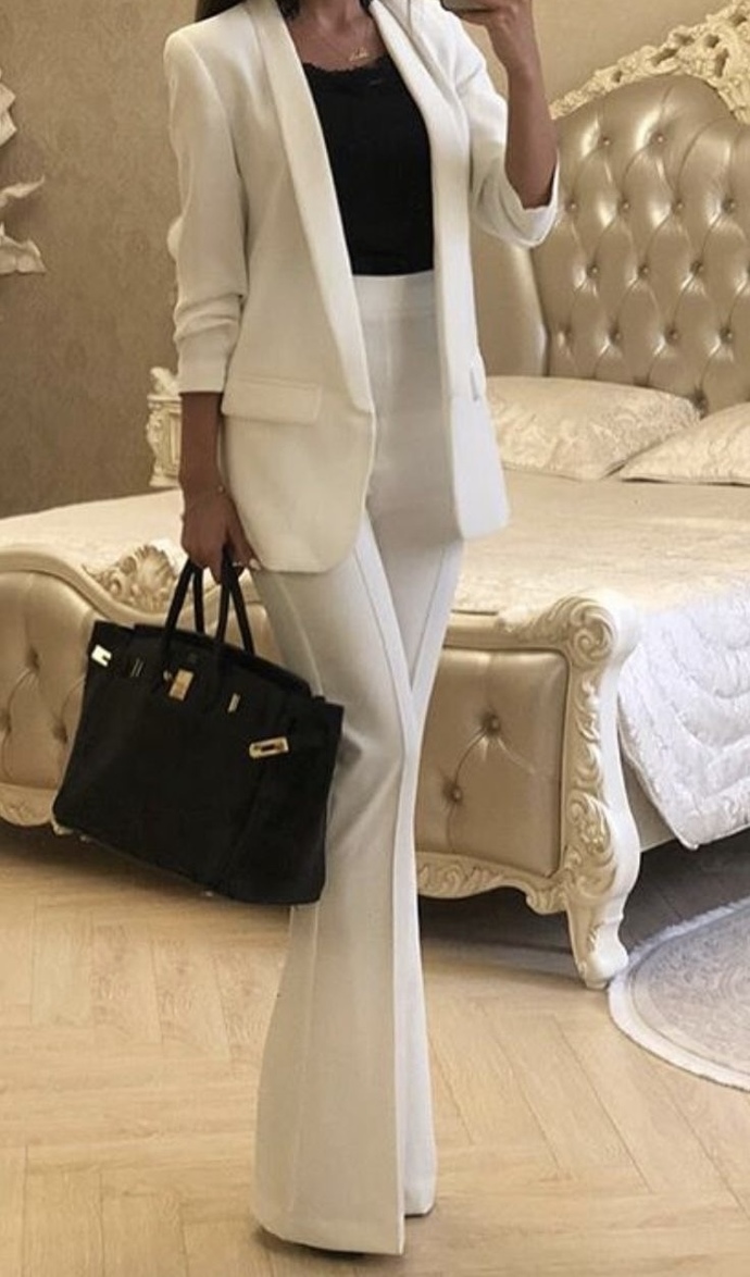 Kadınsı giyinen kızlar mı yoksa çocuksu giyinen mi?