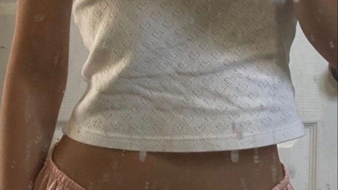 Kadınsı giyinen kızlar mı yoksa çocuksu giyinen mi?