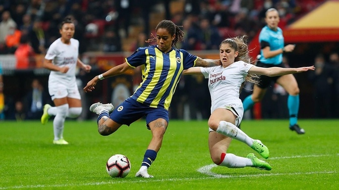 Futbolla ilgilenen kız sizce itici mi?