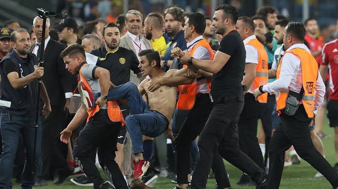 Erkeklerin futbol tutkunu olması hakkında ne düşünüyorsunuz?