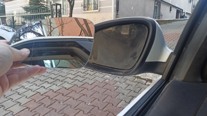 Arabanın dikiz aynası da düşer mi be arkadaş?