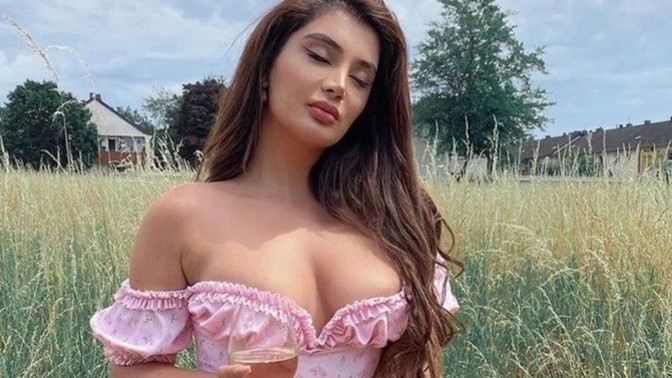 Vucudunu sergilemeyen kizi bir tek annesi mi sever?