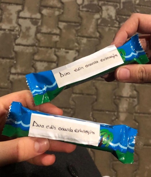 Bir kişi teravih namazından sonra dua edin de onunla evleneyim yazılı çikolata dağıttı. Sizce evlenmeyi hak etmedi mi?