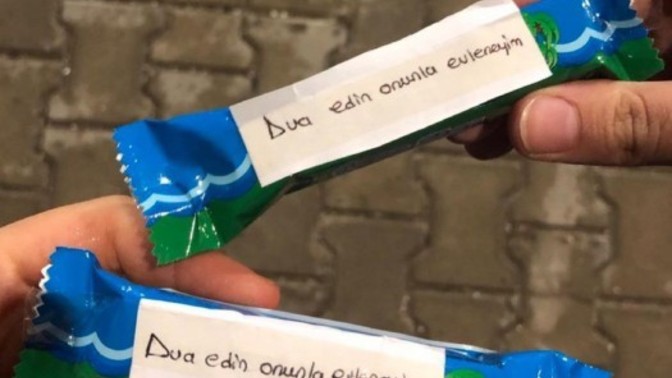 Bir kişi teravih namazından sonra 'dua edin de onunla evleneyim' yazılı çikolata dağıttı. Sizce evlenmeyi hak etmedi mi?