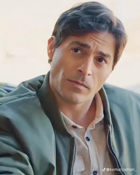 Kurt çok yakışıklı değil mi ya?