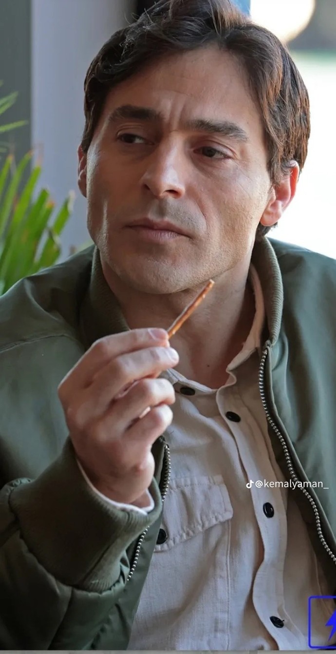 Kurt çok yakışıklı değil mi ya?