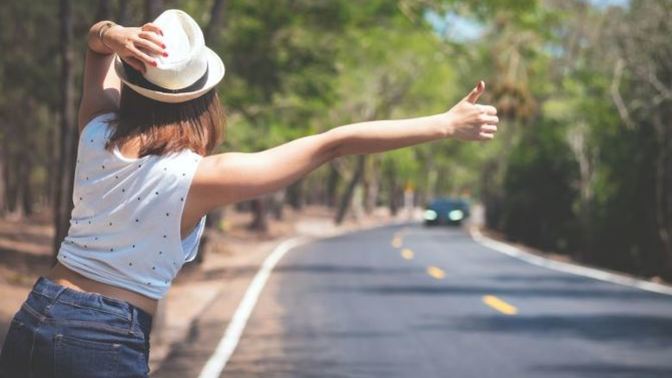 Otostop çeken birini arabanıza alır mısınız?