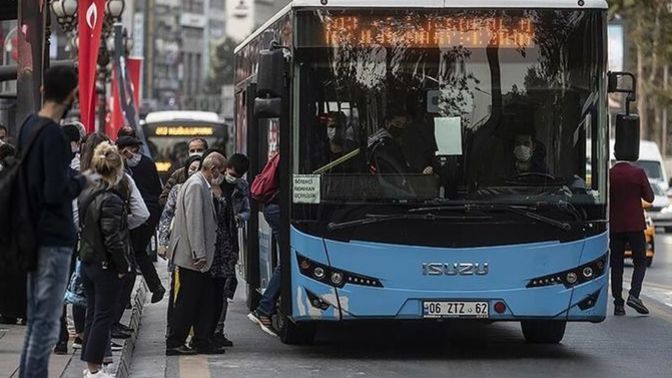 Toplu ortamlarda insanlar beni izliyor hissi ve rezil olacak mıyım düşüncesinden nasıl kurtulurum?