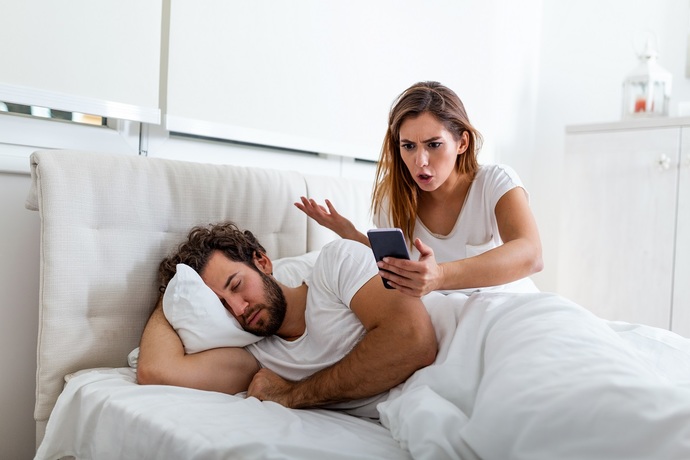 Çiftler birbirlerinin telefonuna bakabilirler mi?
