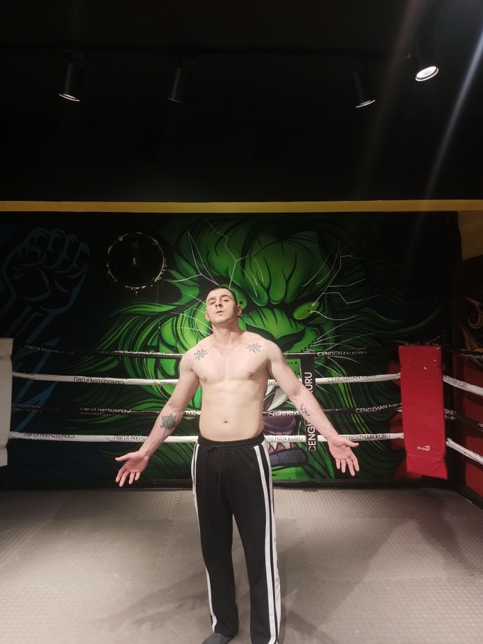 Yuri Boyka dövmesi yaptırıp Kickboks yapmaya başladım, sizce benden adam olur mu?
