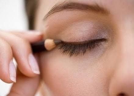 Göz kalemi eyeliner niyetine kullanılabilir mi?