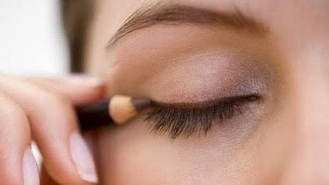 Göz kalemi eyeliner niyetine kullanılabilir mi?